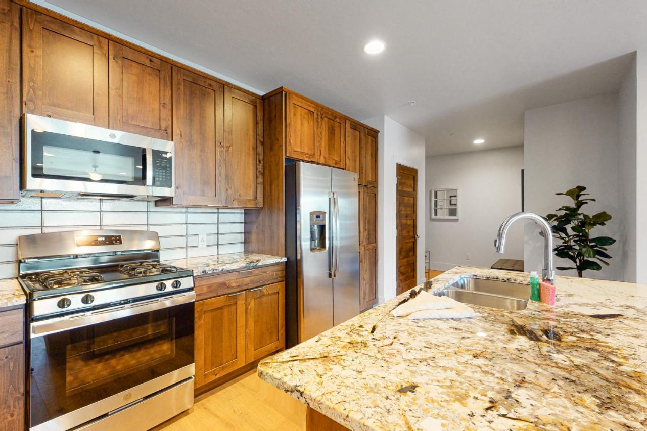 Blue River Flats Condos Силверторн Экстерьер фото